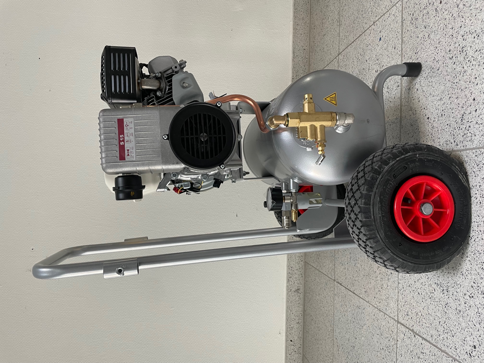 Compressore a pistoni con motorea benzina tipo engineAIR 5/20