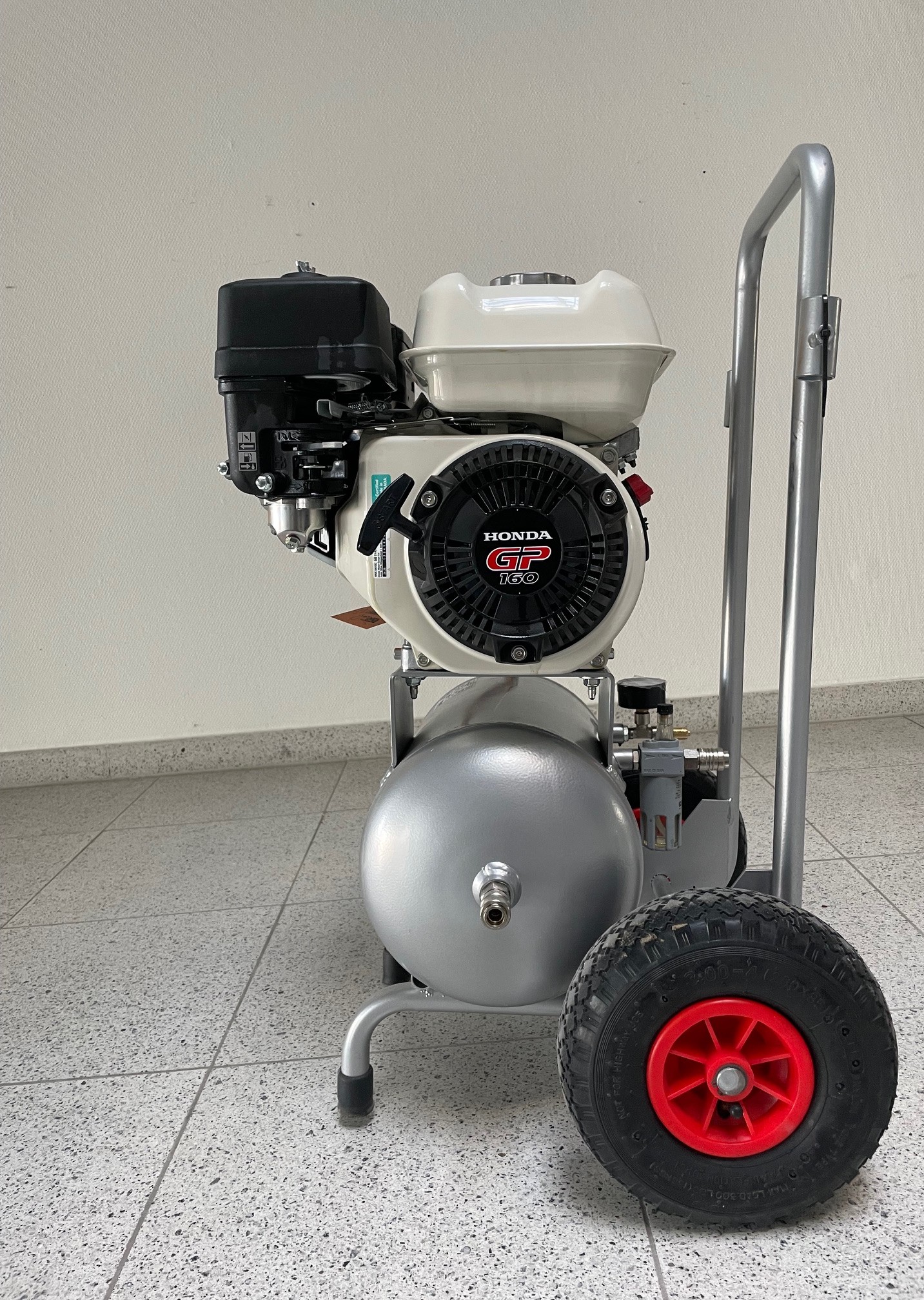 Compressore a pistoni con motorea benzina tipo engineAIR 5/20